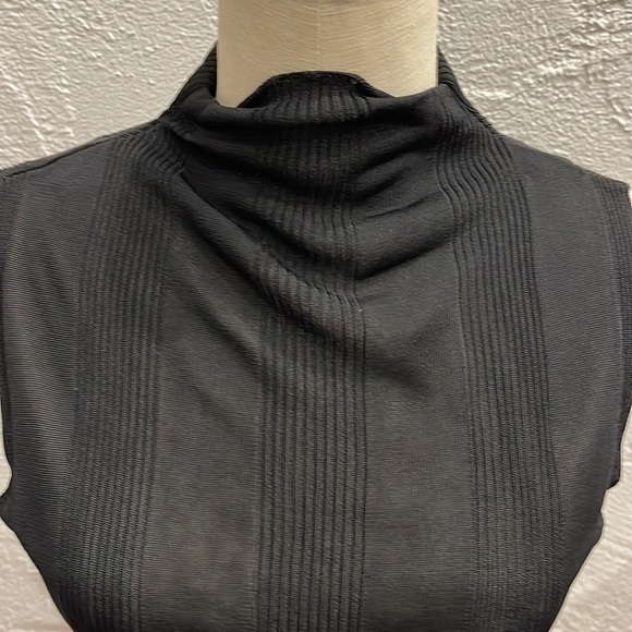 Mock sleeveless turtleneck top - Picture 2 of 8